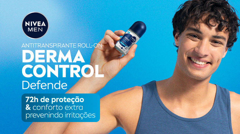 Imagem com fundo azul claro. Ao lado direito, um modelo sorri enquanto segura o desodorante em stick.