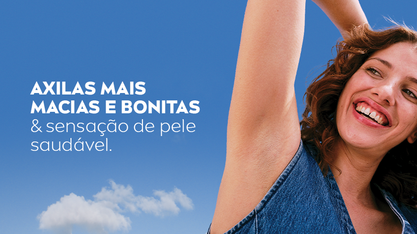 Fundo com céu azul e nuvens. Mulher ruiva levanta os braços, com expressão de bem-estar e confiança.