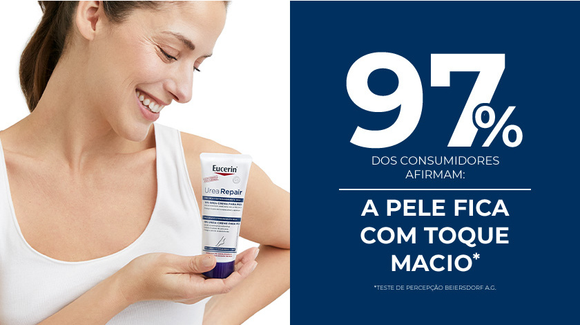 Mulher sorridente usando uma blusa branca segurando o produto olhando para ele. Ao lado, destaque para o texto.