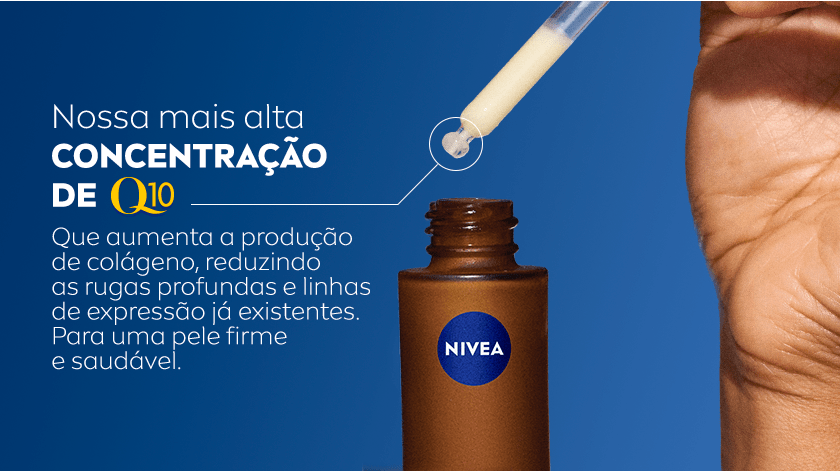 Mão segurando um conta-gotas prestes a aplicar um sérum cremoso em um frasco marrom com logo NIVEA, o fundo da imagem é azul escuro.