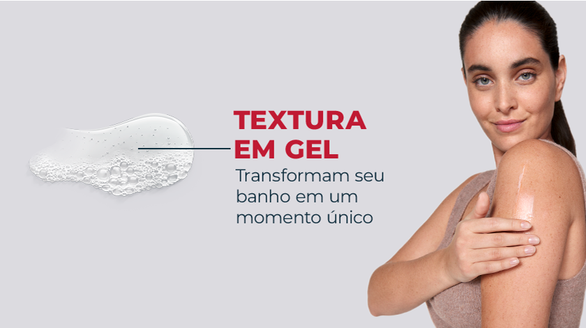 Imagem de uma espuma branca representando a textura do produto em um fundo neutro. Ao lado direito, uma mulher aplica suavemente o produto na pele.