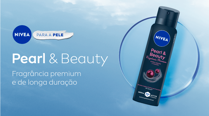 Fundo azul claro e textura suave de nuvens. À direita, o desodorante aerosol NIVEA Pearl & Beauty Premium está inclinado levemente, com embalagem preta em tons de rosa. Ao lado, há um vidro, um círculo translúcido que envolve o produto. À esquerda da imagem, o logo da NIVEA aparece no topo.