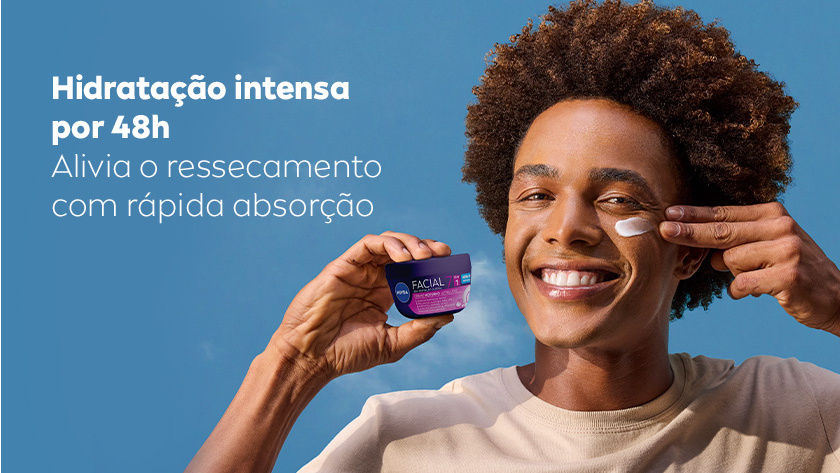 Fundo azul com nuvens. Homem aplica o creme NIVEA Facial 7 em 1 com as duas mãos, segurando o pote na cor roxa. À esquerda, texto branco destaca hidratação intensa por 48h e alívio do ressecamento.