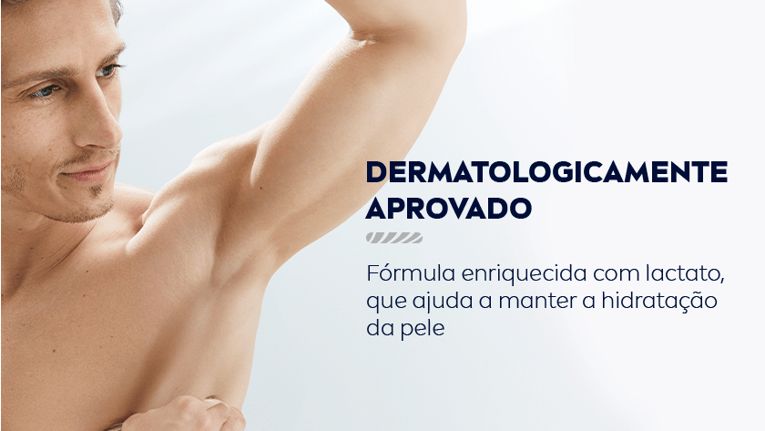 Fundo cinza claro em degradê branco. À esquerda, um homem de pele clara, olhos claros e cabelo castanho claro está sem camisa, com o braço levantado, exibindo a axila. Ele está olhando para o lado direito.