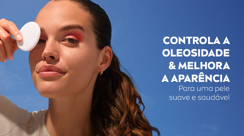 Imagem com fundo azul. Ao lado esquerdo, uma mulher aparece em destaque segurando um algodão.