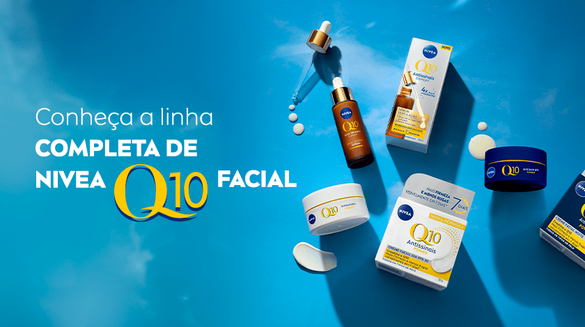 Fundo com tons de azul. Ao centro e à direita, estão dispostos vários produtos da linha facial NIVEA Q10, incluindo frascos, potes e embalagens. Um frasco conta-gotas de cor marrom com tampa dourada está aberto, com algumas gotas visíveis ao lado. Há texturas de creme espalhadas ao redor dos produtos. Sombras marcadas aparecem atrás dos produtos.