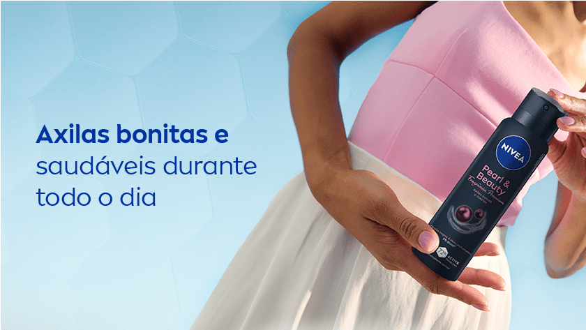 Axilas bonitas e saudáveis durante todo o dia. Fundo azul-claro texturizado com formas hexagonais suaves. À direita, aparece parte do tronco de uma mulher negra vestindo uma blusa rosa claro e uma saia branca. Ela segura um frasco de desodorante NIVEA Pearl & Beauty na versão Premium, de cor preta com tampa escura e detalhes em rosa. A embalagem do produto tem ilustração de pérolas negras.