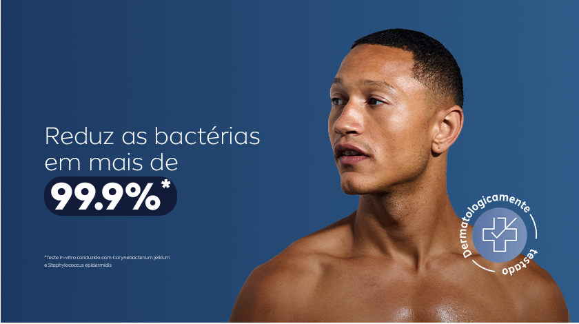 Homem sem camisa sobre fundo azul com o texto 