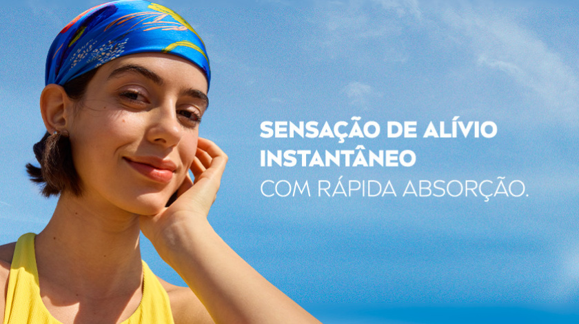 A imagem possui um fundo de céu azul. Ao lado esquerdo, uma mulher de cabelos curtos sorri com a mão apoiada no rosto. Ela usa uma bandana azul e uma regata amarela.