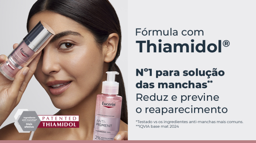 Uma mulher sorri, enquanto segura dois produtos de Eucerin: Dual Sérum e o Gel de Limpeza. À esquerda, um selo hexagonal cinza e vermelho destaca a patente do ingrediente ativo Thiamidol.