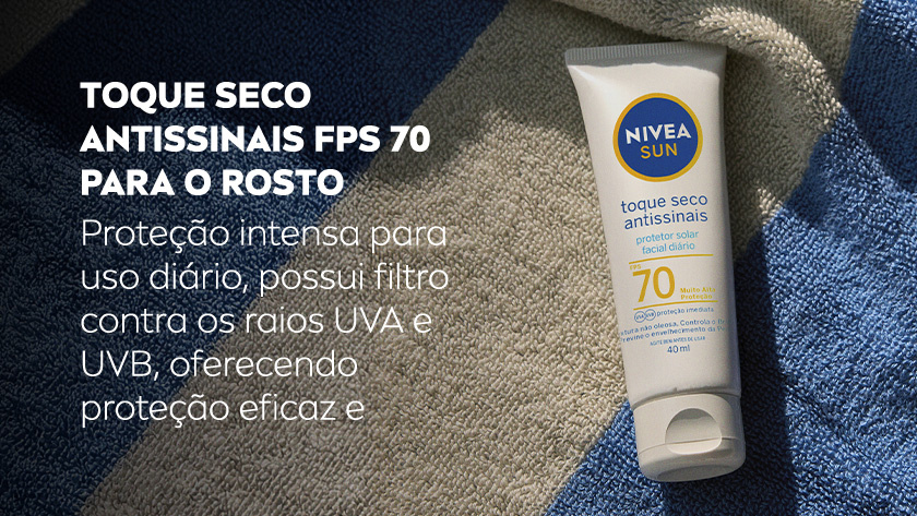 TOQUE SECO ANTISSINAIS FPS 70 PARA O ROSTO Proteção intensa para uso diário, possui filtro contra os raios UVA e UVB, oferecendo proteção eficaz Tubo branco de protetor solar NIVEA Sun Toque Seco Antissinais FPS 70 apoiado sobre uma toalha de praia.