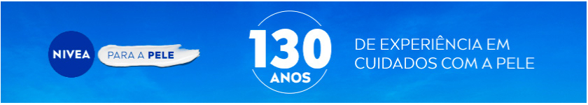 Fundo azul degradê com o logo da NIVEA à esquerda, seguido da faixa “Para a Pele”. Ao centro, número em destaque “130 anos” dentro de um círculo branco. À direita, texto em branco indica a experiência da marca em cuidados com a pele.