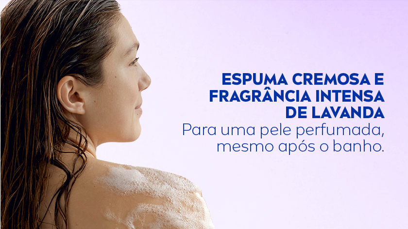 Mulher de perfil, com cabelos castanhos longos e molhados, aparece de costas durante o banho. Há espuma visível sobre seu ombro, sugerindo o uso de sabonete. O fundo é lilás. À direita da imagem, em letras azuis, está o texto.