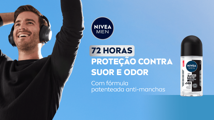 À esquerda, um homem jovem de barba curta, usando fones de ouvido grandes e pretos, sorrindo com os braços levantados, parecendo relaxado e feliz. Ele está usando um suéter preto de manga longa. Ao fundo, um degradê azul claro. No centro, o logo NIVEA MEN em azul escuro. À direita da imagem, uma embalagem do desodorante Roll-on Nivea Men Black & White Invisible Original.