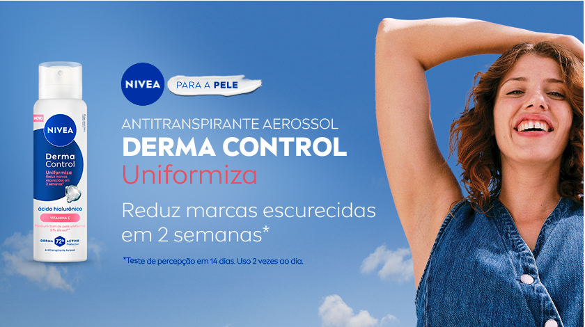 Fundo azul claro com céu e nuvens. À direita, mulher branca de cabelos ruivos sorri com o braço levantado, usando blusa jeans. À esquerda, desodorante Aerossol NIVEA Derma Control Uniformiza, com embalagem branca e azul, em destaque.