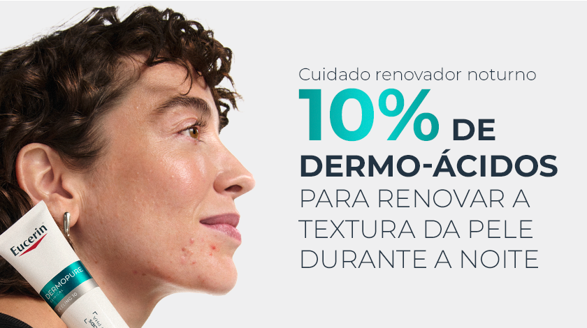 Banner com fundo branco neutro. Na parte esquerda, uma mulher segura a embalagem do produto em destaque.