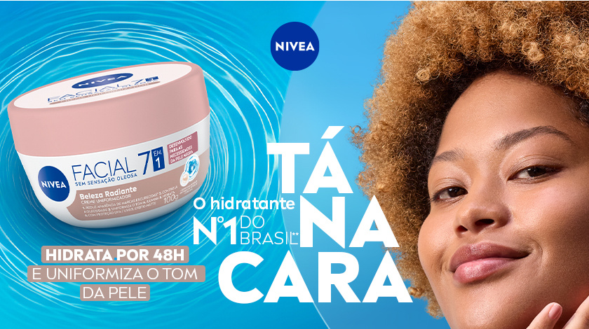 Fundo azul claro. Ao centro, pote do creme NIVEA Facial 7 em 1 Beleza Radiante, com tampa rosa e embalagem branca e azul. O produto está levemente inclinado. À direita, uma mulher sorri enquanto aplica o produto.