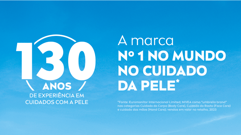 130 ANOS DE EXPERIÊNCIA EM CUIDADOS COM A PELE A marca Nº 1 NO MUNDO NO CUIDADO DA PELE* *Fonte: Euromonitor International Limited; Nivea como “umbrella brand” nas categorias Cuidado do Corpo (Body Care), Cuidado do Rosto (Face Care) e cuidado das mãos (Hand Care); vendas em valor no retalho, 2023. Fundo azul claro remetendo ao céu com selo de 130 anos e texto branco sobreposto.