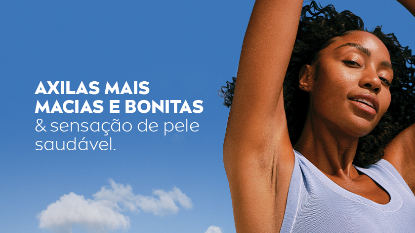 Fundo de céu azul com nuvens. Mulher negra com expressão confiante levanta os braços, vestindo regata azul clara.