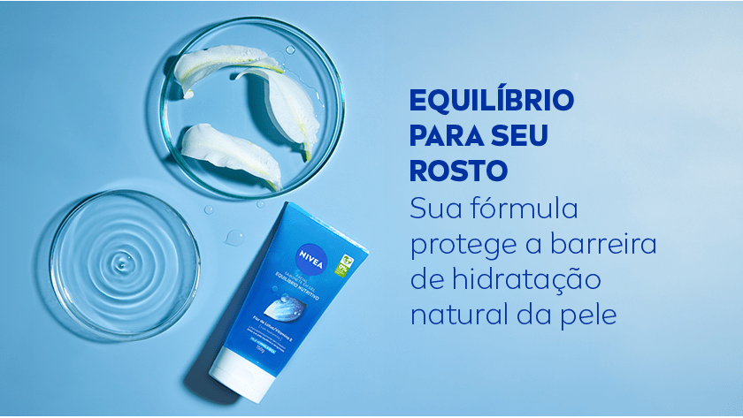Imagem com fundo em tons de azul claro. À esquerda, há duas placas, uma contendo pétalas brancas e a outra apenas com água formando. Abaixo delas, há um tubo azul de produto NIVEA, inclinado levemente para a direita.