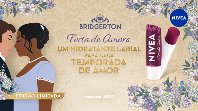 Ilustração inspirada em Bridgerton com casal usando roupas de época em fundo floral. Ao centro, textos destacam a parceria NIVEA e Bridgerton, apresentando um hidratante labial em edição limitada com identidade delicada e romântica.