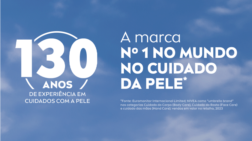 Fundo azul com o logo comemorativo de 130 anos da NIVEA e selo de marca número 1 no mundo em cuidados com a pele.