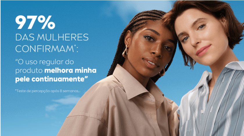 Duas mulheres com diferentes tons de pele posam juntas sorrindo suavemente, ao lado da informação de que 97% das mulheres notaram melhora contínua na pele com uso regular do produto.
