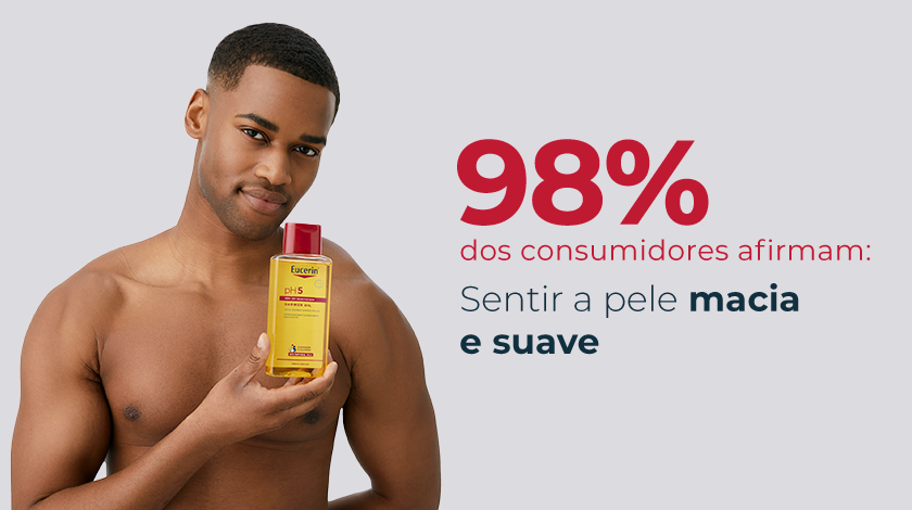 Homem sorrindo, com a pele visivelmente hidratada, segurando o produto. Ao lado, destaque para o texto em um fundo neutro.