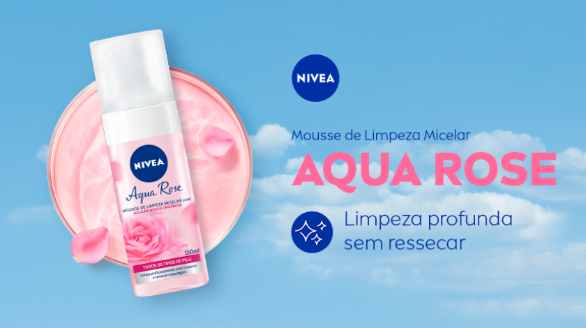 NIVEA Mousse de Limpeza Micelar Aqua Rose sobre um fundo azul com nuvens.