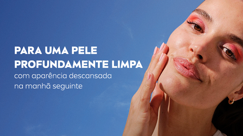 Imagem com fundo azul. Ao lado direito, uma mulher aparece em destaque, passando a mão no rosto.