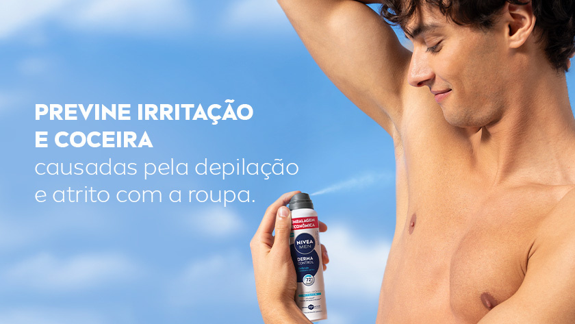 Fundo azul suave com homem sorrindo passando o desodorante.