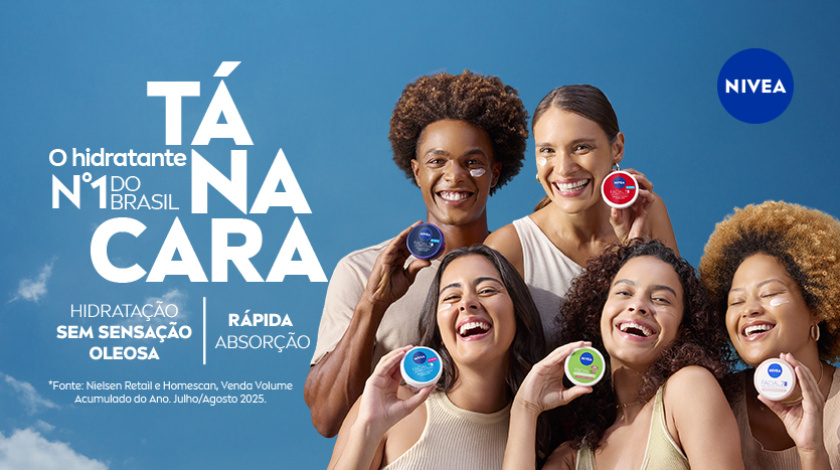 Fundo azul claro com logo da NIVEA no canto superior direito. Grupo diverso de cinco pessoas sorridentes segura diferentes versões do creme facial NIVEA. Ao lado esquerdo, texto grande em branco e azul diz “Tá na cara” com mensagens de hidratação sem sensação oleosa e rápida absorção.