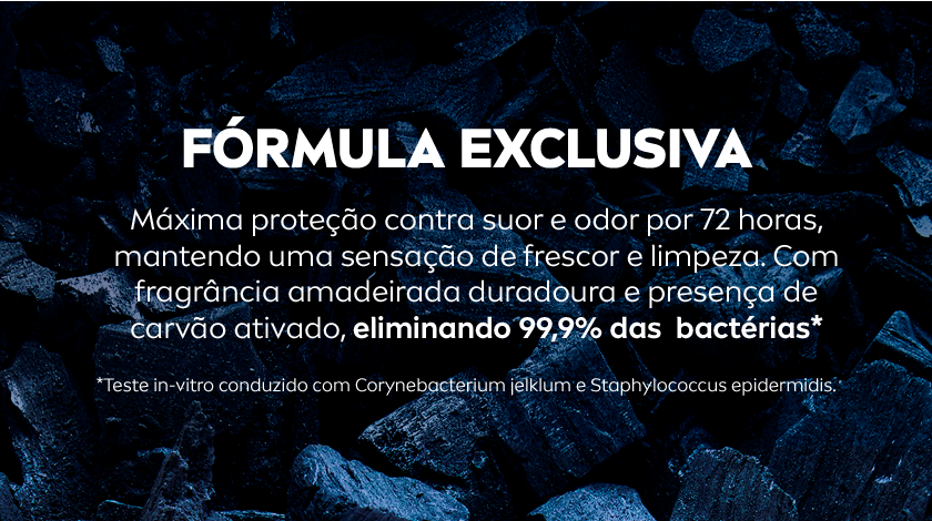 Fundo azul com carvão ativado em destaque. Desodorante aerossol NIVEA MEN Deep MaxxTech Amadeirado em preto e azul escuro, com rótulo laranja e prata, posicionado de frente sobre um círculo preto.