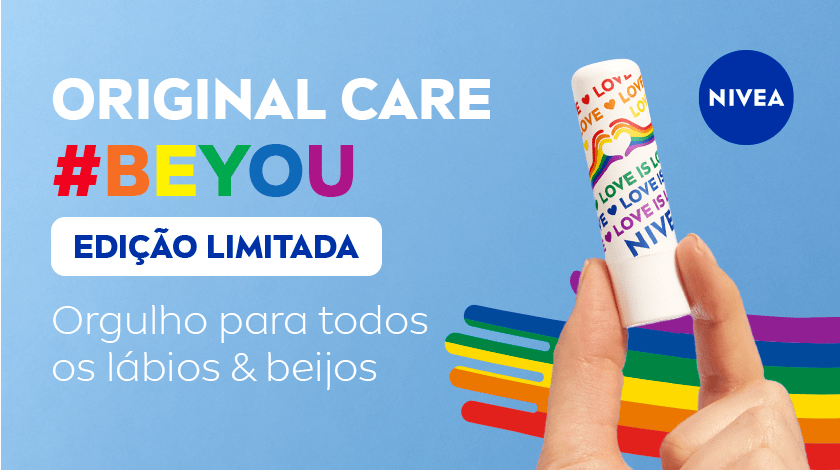 Mão segurando o Lip Balm NIVEA Original Care edição limitada, com um fundo azul e arco-íris simbolizando a diversidade.