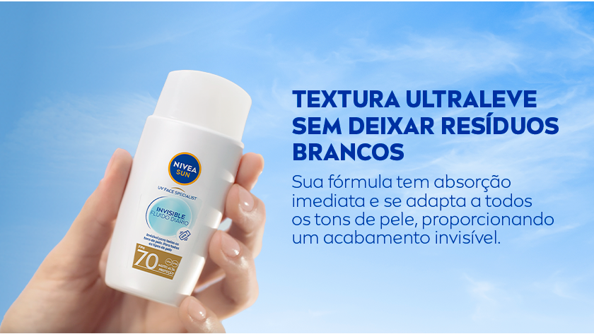 Fundo com céu azul e nuvens. À esquerda, uma mão segura o protetor solar. À direita, destaque em texto azul.
