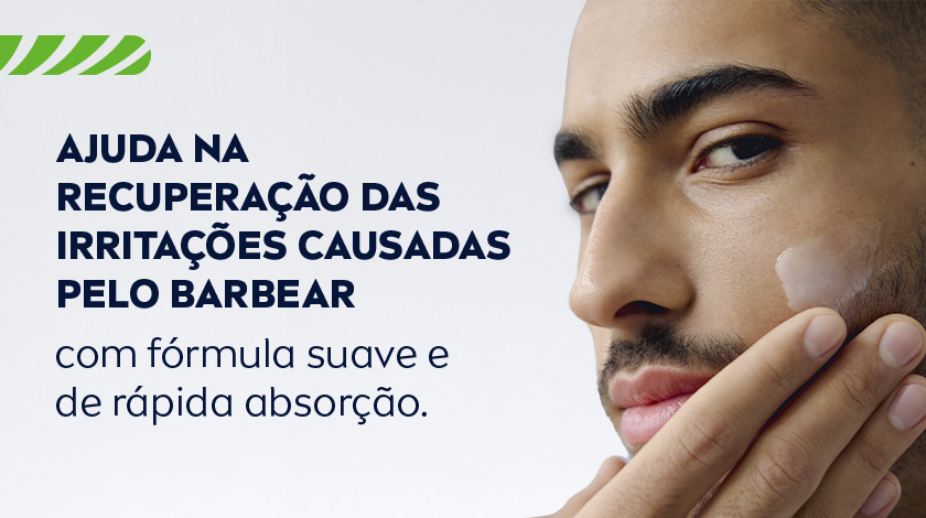 Homem passando bálsamo no rosto, o fundo é claro.