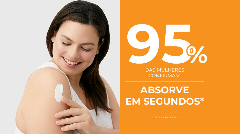 A imagem apresenta uma mulher sorrindo ao aplicar o produto no ombro. Ao lado direito, um fundo laranja dá destaque para o texto.