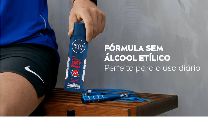 Homem vestido para atividade física segura o desodorante NIVEA MEN. Ao lado, texto em branco reforça um dos diferenciais da fórmula.