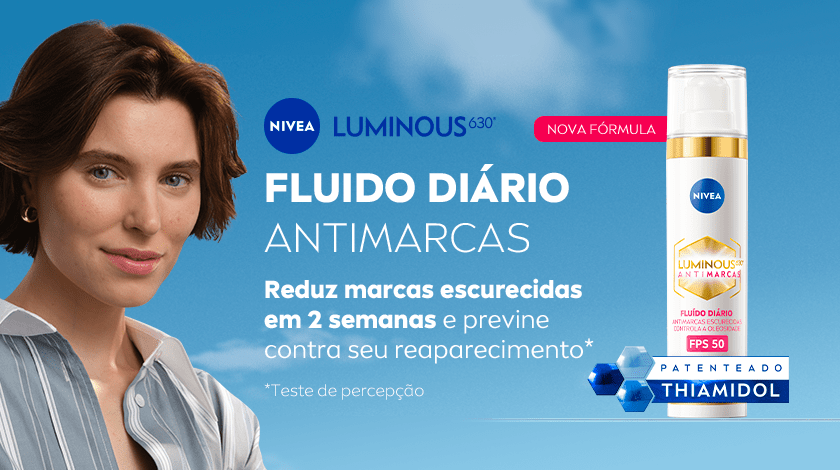 Mulher com pele uniforme sorri suavemente ao lado do Fluido Diário Antimarcas NIVEA Luminous 630°, com destaque para os benefícios do produto: redução de marcas escuras em 2 semanas e prevenção do reaparecimento, fórmula com Thiamidol e FPS 50.