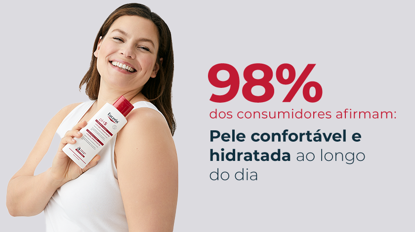 Mulher sorrindo com a pele visivelmente hidratada, segurando o produto.