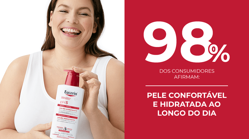 Mulher sorrindo e segurando o produto. Ao lado, destaque para o texto em um fundo vermelho.