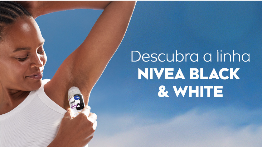 Imagem com fundo de céu azul. Ao lado esquerdo, uma modelo sorri, enquanto levanta o braço, para aplicar o desodorante.