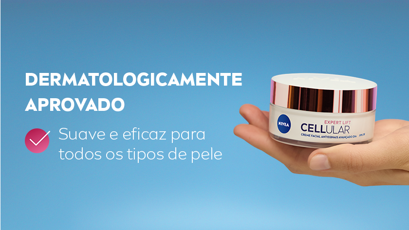 DERMATOLOGICAMENTE APROVADO Suave e eficaz para todos os tipos de pele Fundo azul degrade. À esquerda, texto em branco e ícone circular rosa com check. À direita, uma mão segura o pote do creme NIVEA CELLULAR Expert Lift com tampa rosé e rótulo branco.