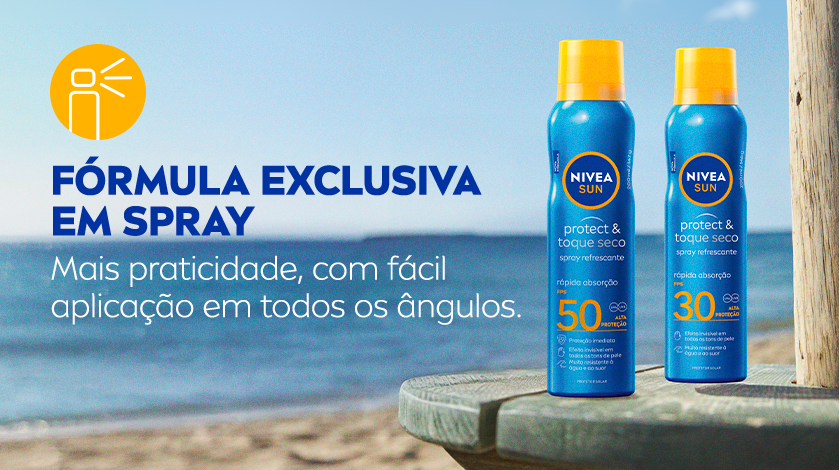 Dois frascos do protetor solar NIVEA Sun Protect & Toque Seco Spray Refrescante FPS 30 e FPS 50 posicionados em uma mesa de madeira, com mar ao fundo. Ícone de spray em destaque.