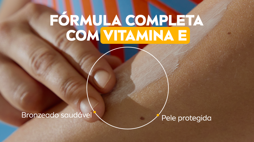 Pessoa aplicando loção no braço com destaque para 