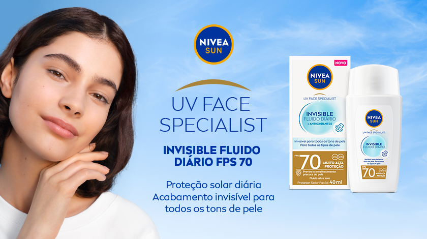 UV FACE SPECIALIST Invisible Fluido Diário FPS 70 – Proteção solar diária Acabamento invisível para todos os tons de pele Fundo azul claro com céu. À esquerda, mulher de pele clara toca o rosto suavemente com expressão tranquila. À direita, embalagem do protetor solar facial NIVEA UV Face Specialist FPS 70. Acima, logo NIVEA Sun.