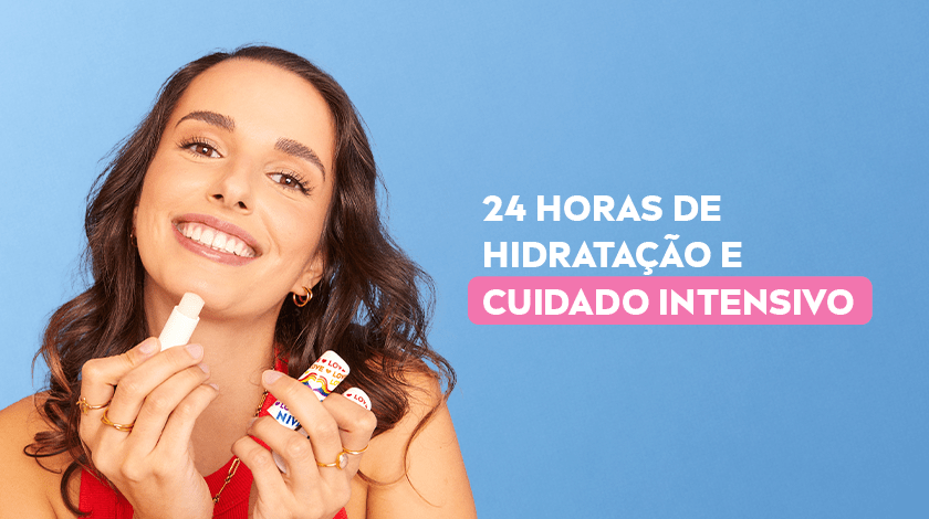 Mulher sorridente aplicando o Lip Balm NIVEA Original Care.