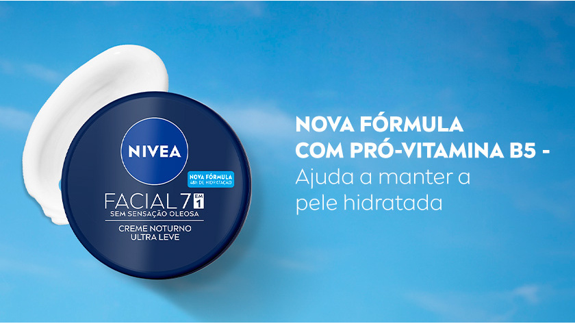 Fundo azul claro. Pote fechado do creme noturno NIVEA Facial 7 em 1 na cor azul marinho sobre textura branca de creme. À direita, texto em branco apresenta a nova fórmula com Pró-Vitamina B5 que ajuda a manter a pele hidratada.