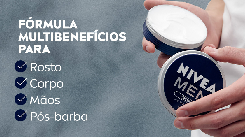 Mão masculina segurando um pote aberto de NIVEA MEN Creme, mostrando a textura do produto. O fundo é cinza e neutro.