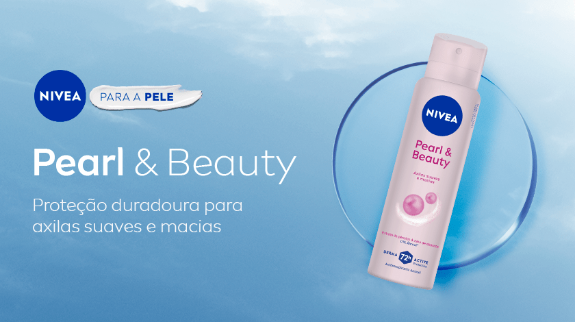 Fundo azul claro e textura suave de nuvens. À direita, o desodorante spray NIVEA Pearl & Beauty está inclinado levemente, com embalagem em tons de rosa claro. Ao lado, há um vidro, um círculo translúcido que envolve o produto. À esquerda da imagem, o logo da NIVEA aparece no topo.